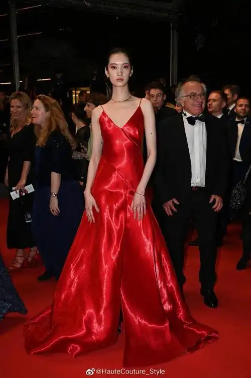 红毯上总是不能缺少,女明星们的红色礼服也绝对会成为红毯上的一株