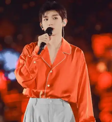 穿着橙色应援色的衣服大喊兄弟们的名字,最后喊了他们组合的名字,很多