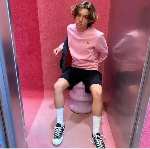 男人穿粉红色娘被你们气哭了当代男性不该拒绝粉色