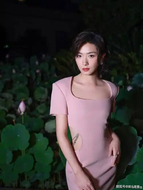万茜一袭粉色露腰连衣裙身材曼妙气质端庄优雅