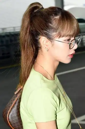 浓密的睫毛,精致的侧脸,lisa简直是人间芭比!