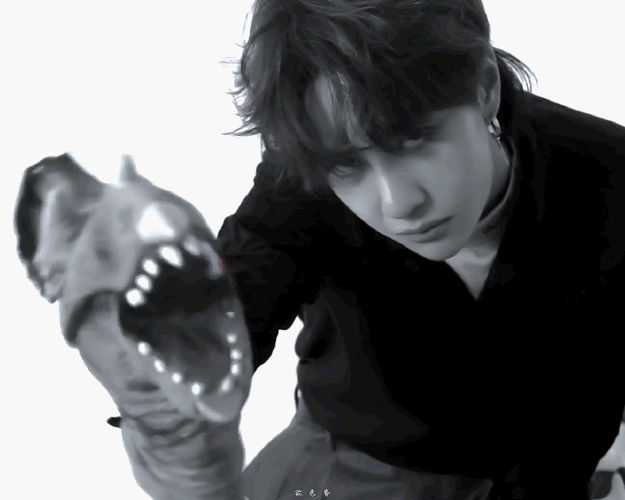 王一博歪嘴笑梦回蓝忘机##王一博