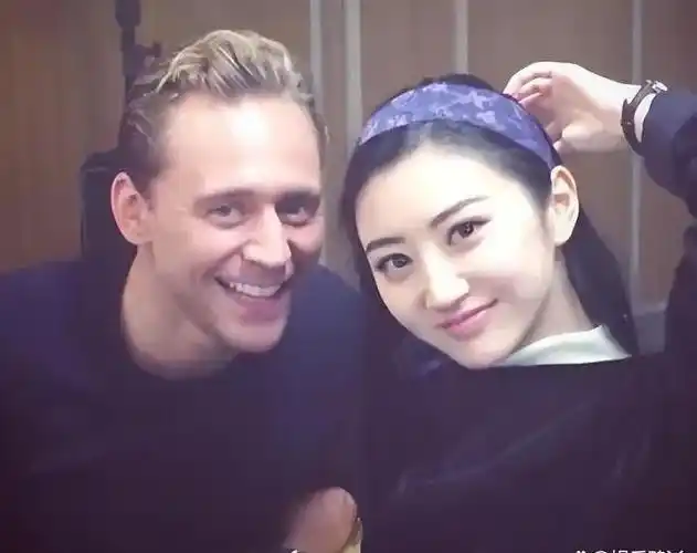 失去"靠山"后,娱乐圈的"狠劲",在景甜身上展现得淋漓尽致