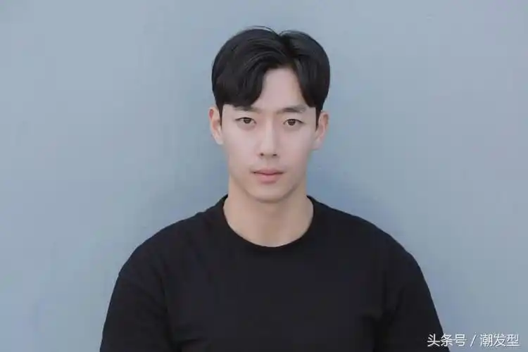 韩式烫发纹理好看男生发型,配上自然的发色,更加时尚潮气