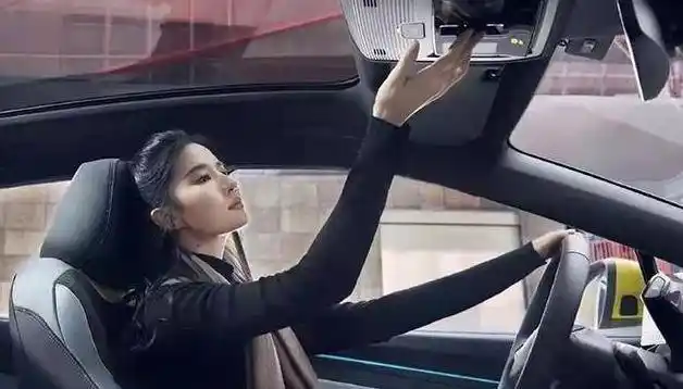 刘亦菲开车照片曝光握方向盘动作引起热议网友一看就是新手