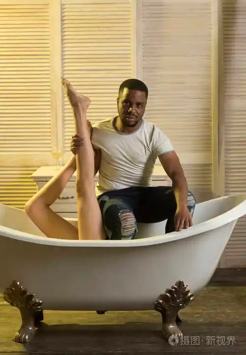 男人在轻松的脸上放松与白种女性的浴缸.奢华生活理念.