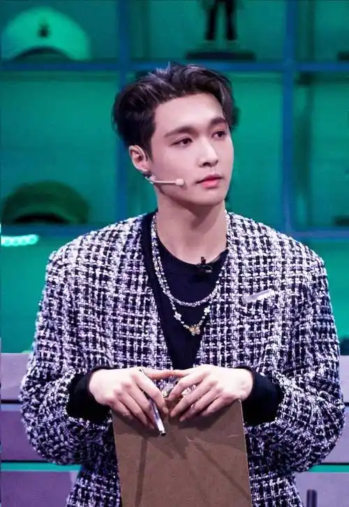 明明是"流量"出身,张艺兴的路人缘为什么这么好?_明星_低调_黄渤