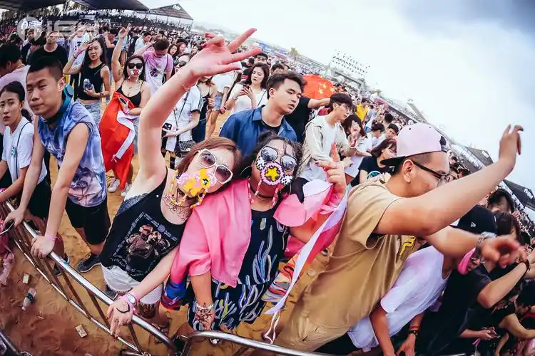 三亚音乐节现场美女如云 舞台之外的靓丽风景