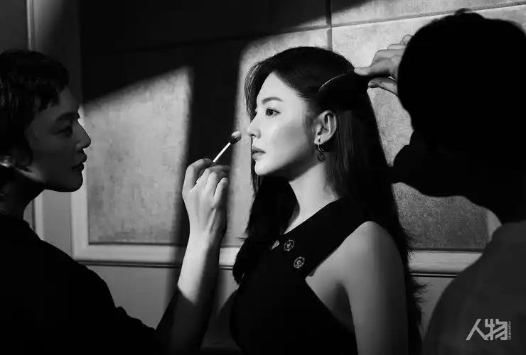 张雨绮最新写真释出 一身黑裙勾勒完美身材超迷人