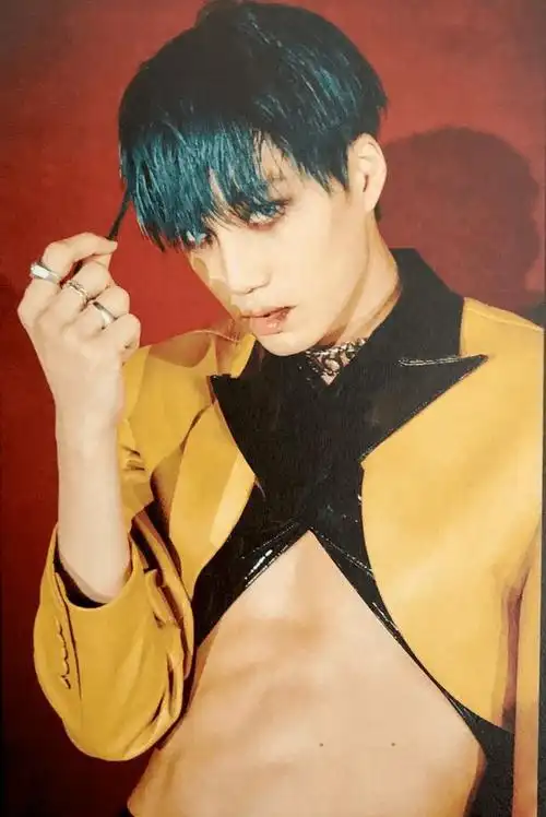 把我们当外人了(没错,我们是内人),直接大方秀出了他的八块腹肌给我们