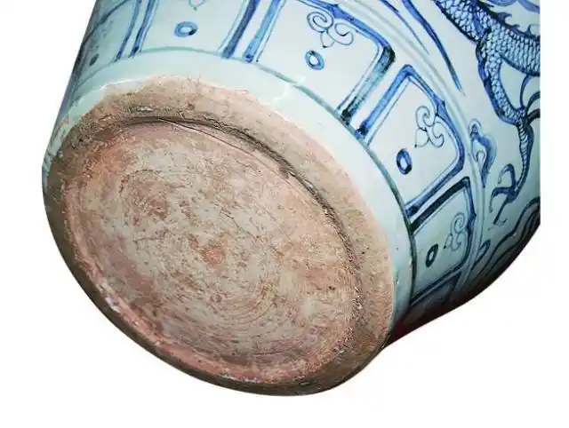 元代青花瓷用匣钵装烧,由于其底不平,须在底部铺一层垫渣,而在装匣之