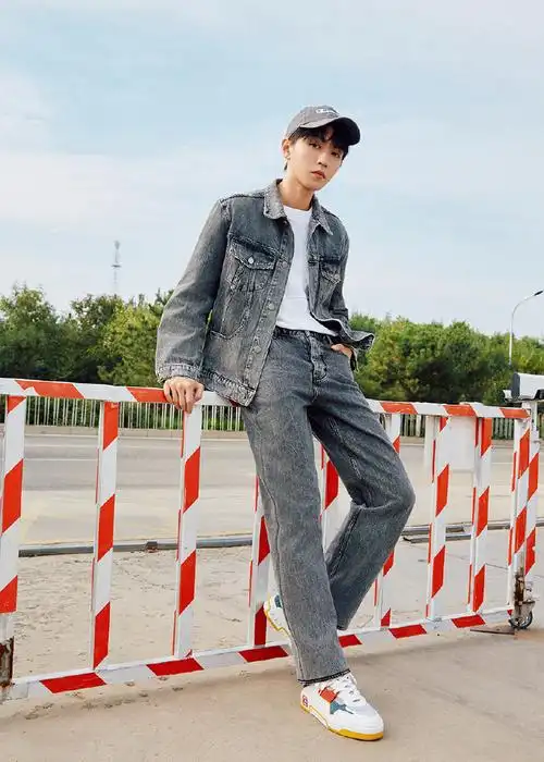 tfboys-王俊凯最新街拍出炉,身上三大代言343535363637