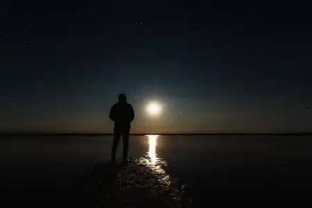 与星空夜空相映衬的照片.水中月亮的反射照片