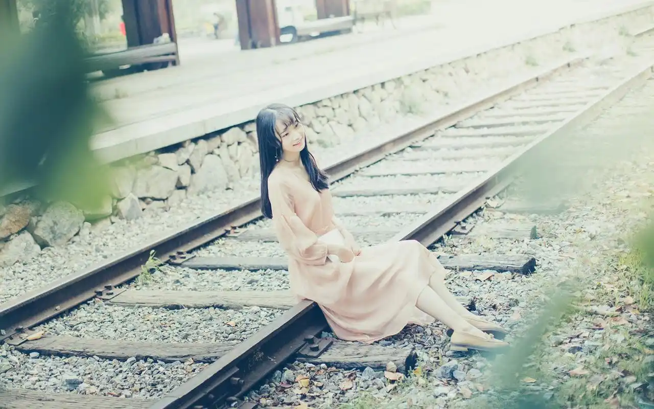 长发美女优雅迷人长裙户外写真桌面壁纸