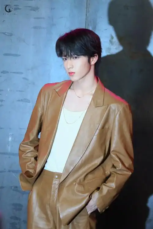 刘耀文卡其色皮衣##gucci上海大秀