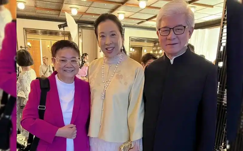 郭晶晶婆婆朱玲玲和老公罗康瑞出席晚宴 气质高贵 男方荣升爷爷