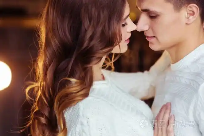 爱的年轻拥抱情侣肖像