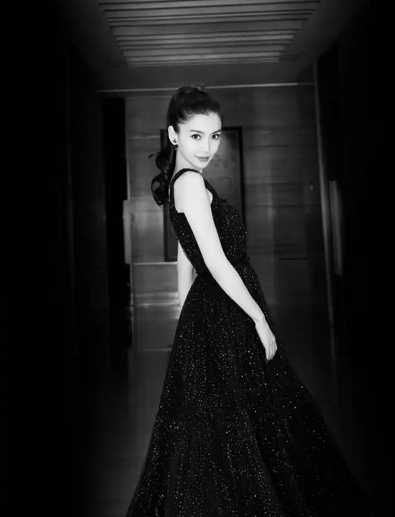 angelababy 身穿一身吊带黑色收腰礼裙亮相第17届华表奖的现场,高马尾