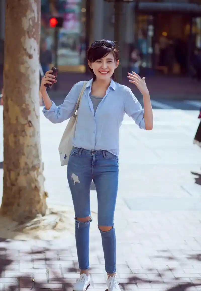 明星热依扎穿蓝衬衣牛仔裤街拍,好身材太让人羡慕