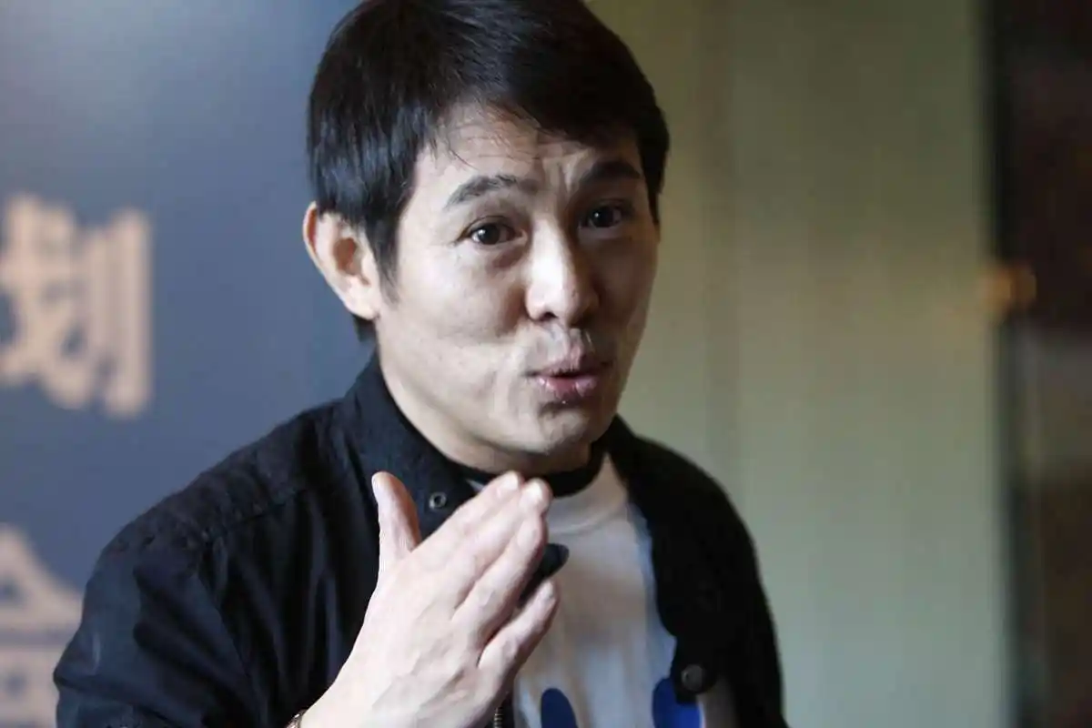 近日,著名功夫巨星李连杰带着他的妻子和女儿前往尼泊尔,寻求心灵的