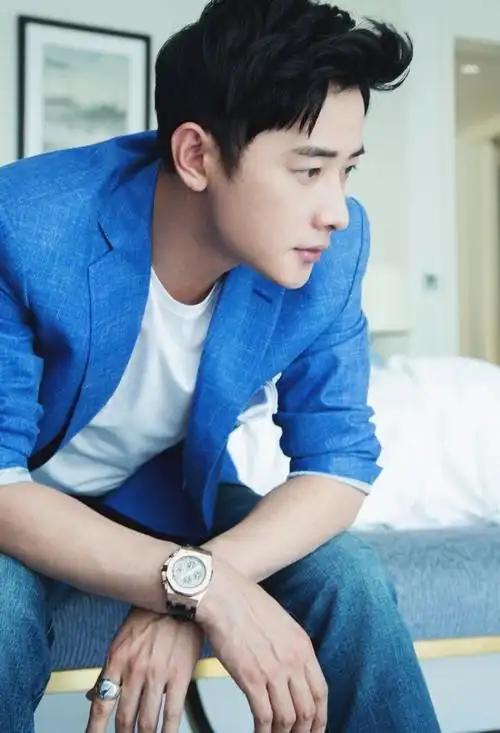 p>罗晋,1981年11月30日出生于江西省宜春市铜鼓县,中国内地影视男