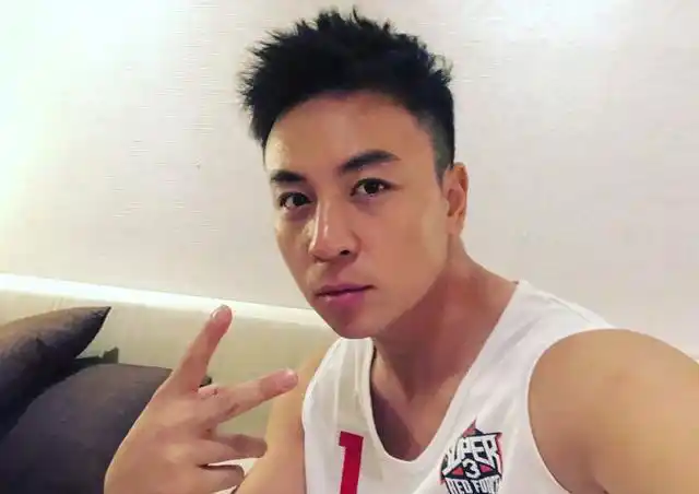 32岁释小龙现状:人气锐减却住豪宅开游艇,客厅整面墙放满球鞋_腾讯