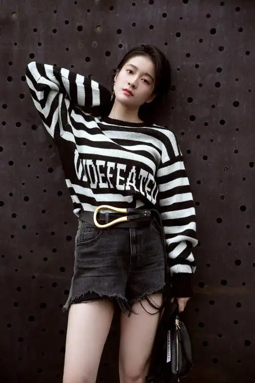 简介:张雪迎条纹毛衣时尚街拍图片,分享一组张雪迎图片给大家,图中的