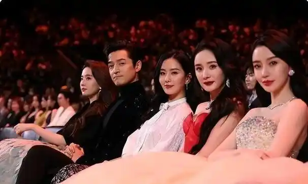 35岁刘亦菲和36岁杨幂站在一起,美人在骨不在皮,差距一目了然