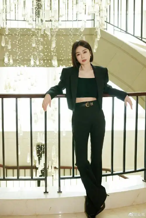 秦岚黑色西装##秦岚春末的一天随拍