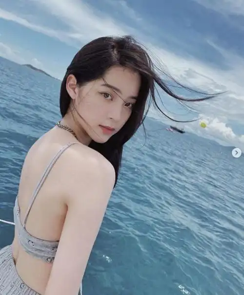 欧阳娜娜泳装写真发育太好