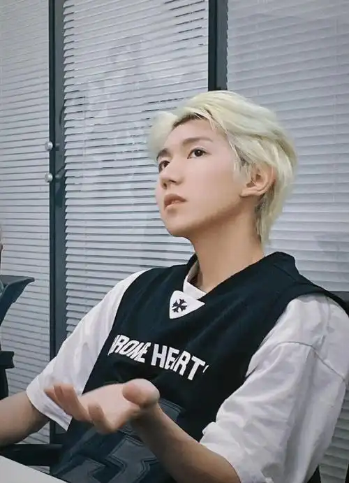 不过也好帅啊这个侧脸超绝～太优越了#王源白金发色随拍