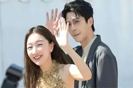 被狗仔偷拍,不拉窗帘与男友玩"游戏",周冬雨还是暴露了本性