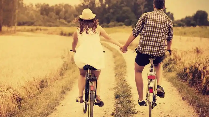 情侣浪漫唯美牵手图片桌面壁纸