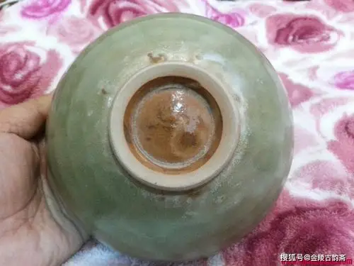 五代和宋代耀州窑青瓷的底足照片