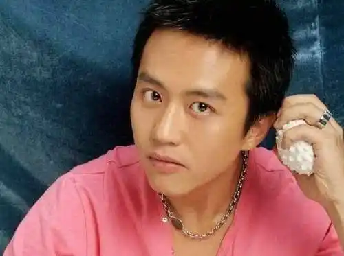 网友感慨邓超逆生长,与鹿晗合影比鹿晗还年轻?越来越像学生了!