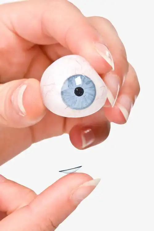 手拿着一颗白色眼球