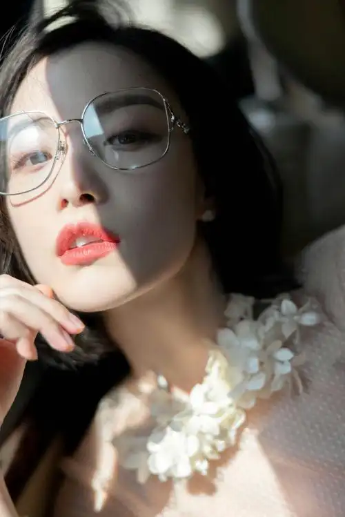 倪妮戴着眼镜渴望的盯着