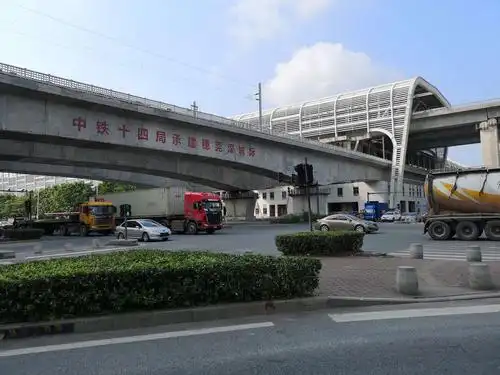 建设中的"望洪站"轻轨,听说年底通行,这样去广州就方便和快捷了.