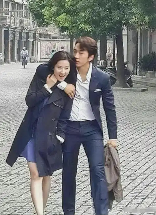 >对于这一对比鲜明的现状,有人感叹说:"刘亦菲和宋承宪的故事告诉我们