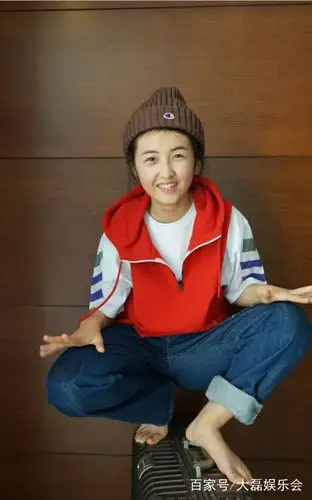 张子枫的"皮箱照"很大佬!抬腿瞬间风光无限,可怜的小白鞋!