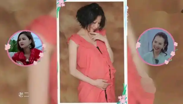 第二张照片中蔡少芬怀着二胎,微卷短发造型搭配橘红色的长裙,低头看着