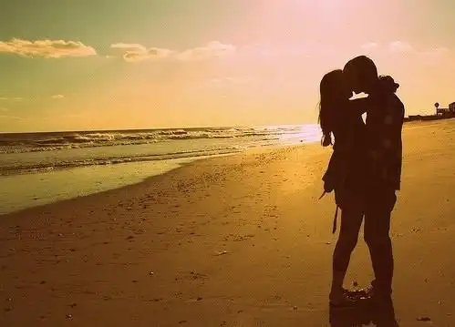 唯美治愈系欧美情侣拥抱图片