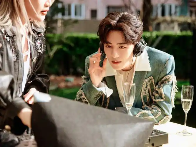 何洛洛超话宁哥@何洛洛_ning今日尽兴,一起玩儿～771501  #芭莎