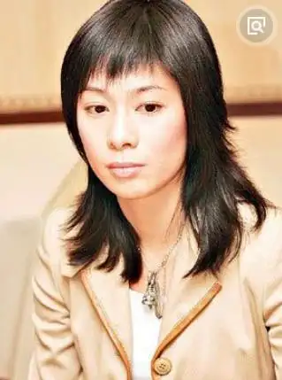 霍启刚第一任女友是吕庆欣,长相很高贵有气质,在人群中很出众,很多