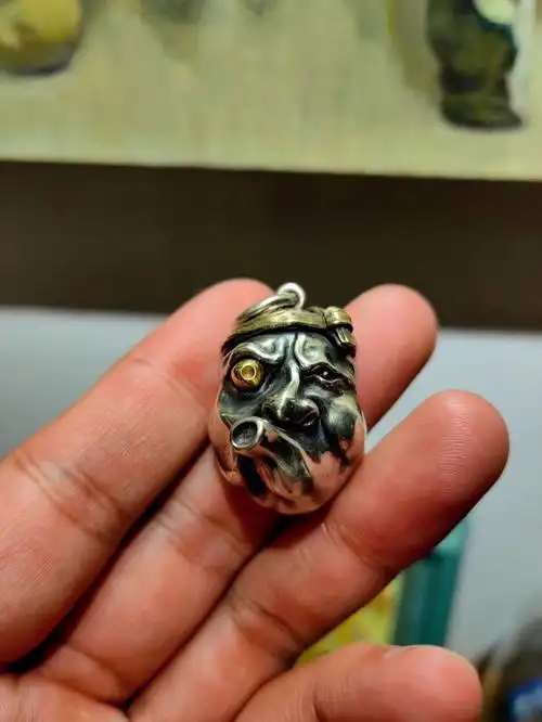 火男,日本民俗中的妖怪,一大一小的眼睛,嘟起来的吹火嘴.