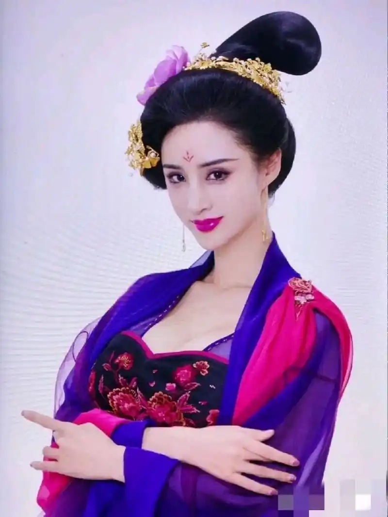 她叫吴春怡,身高170cm,是个车模,身材比例真的很好!