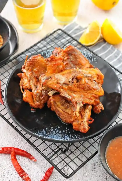 秘制五香炸鸡架.摄影/美食摄影师微微, 图/汇图网