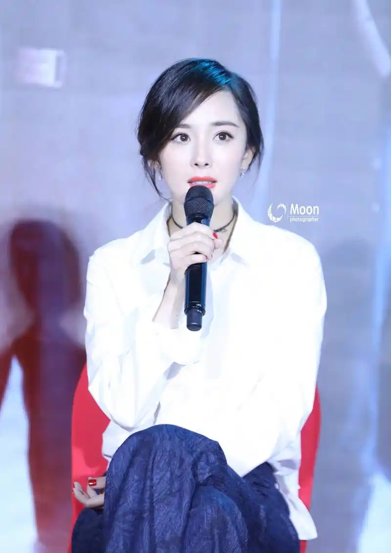 杨幂的衬衫杀,衬衫都穿出仙气儿来了,好美!