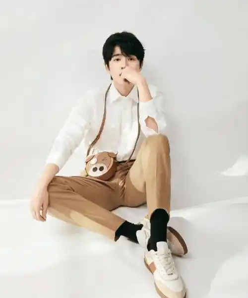 原创刘昊然拍摄时尚大片白衬衣简约清新小猪挎包超抢镜