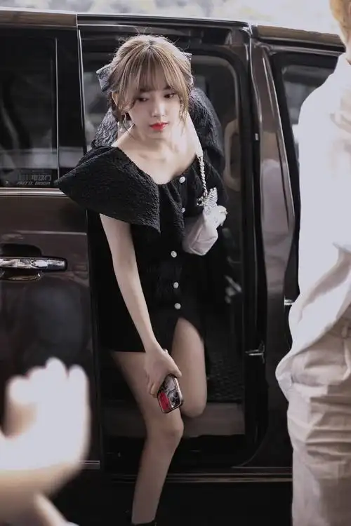 程潇穿黑裙身材前凸后翘 戴蝴蝶结发饰少女感十足